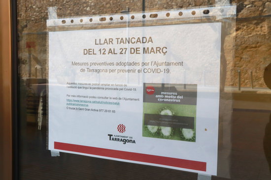 A sign at a senior citizen center in Tarragona explaining it will remain closed for two weeks (by Eloi Tost)